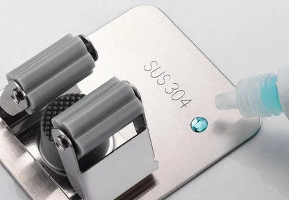 "Suporte Adesivo Inox para Vassouras – Resistente e Prático"