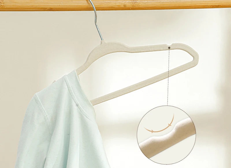 "Cabides de Veludo para Roupas Infantis – 10 Peças"