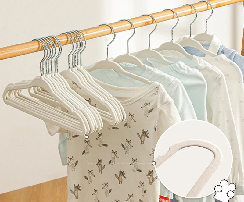 "Cabides de Veludo para Roupas Infantis – 10 Peças"