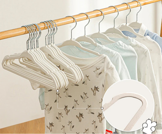 "Cabides de Veludo para Roupas Infantis – 10 Peças"